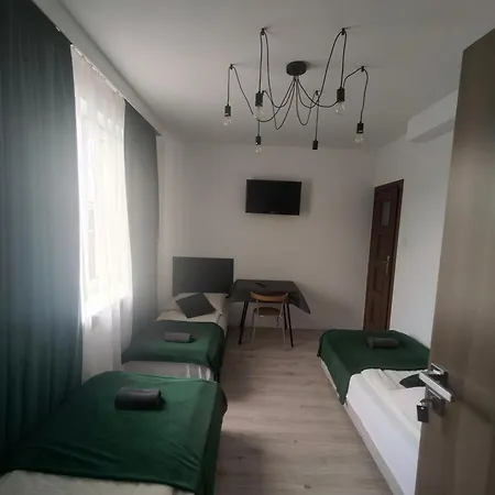 Hostal 11 *