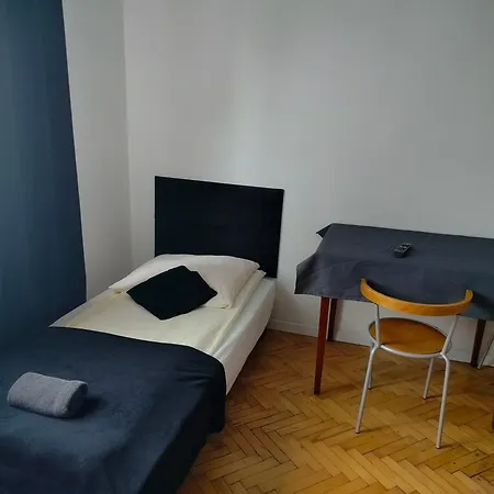 Hostal 11 *